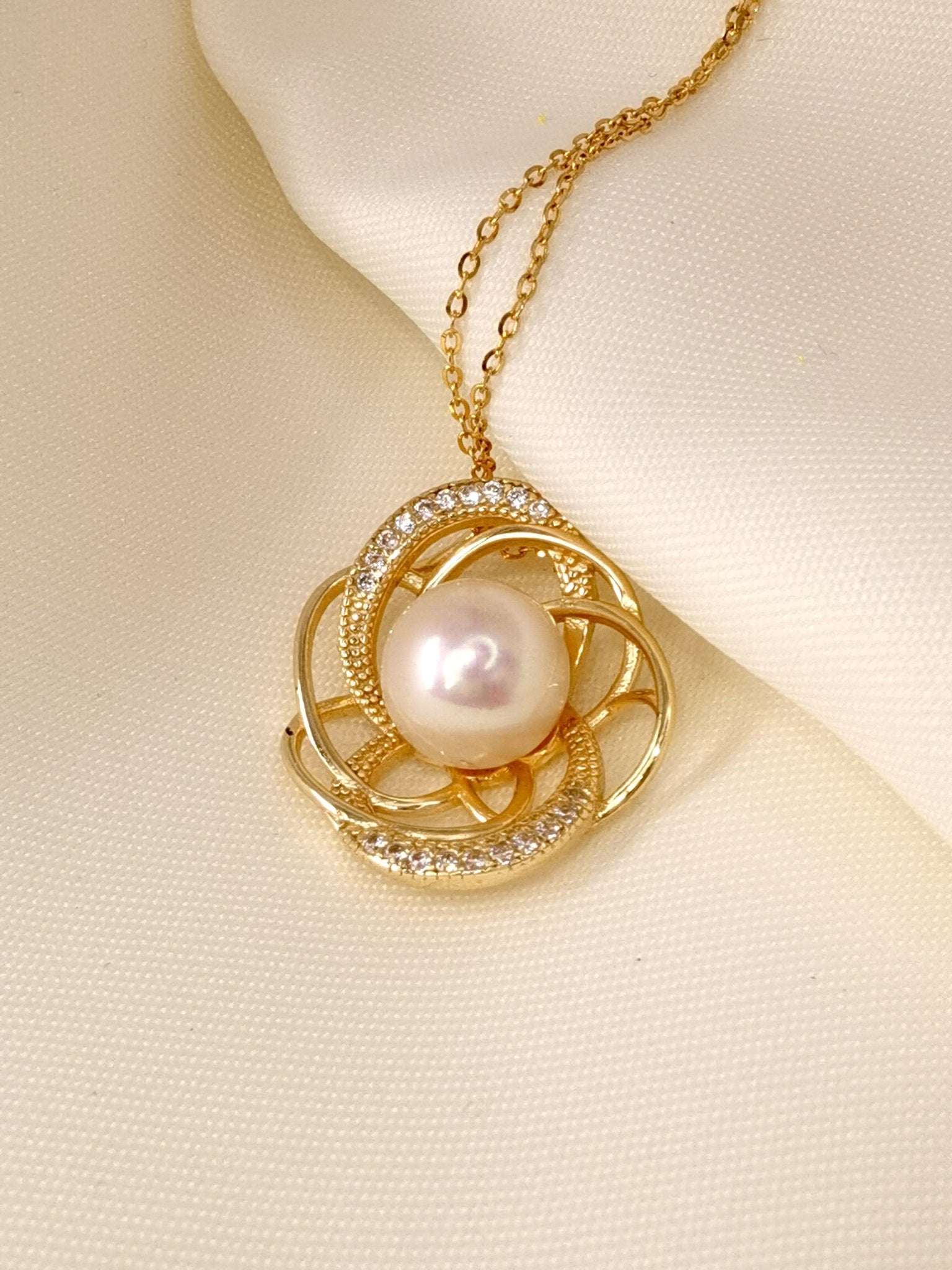 ネックレス・ペンダント wing bling 14k Reel U Ribbon Swarl Pearl Necklace 14k Gold Pearl with Diamond Ribbon Necklace – FabOn5th.com
